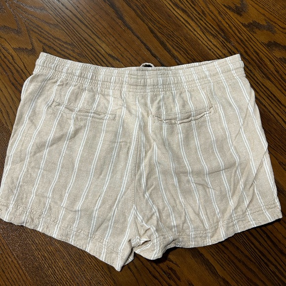 Reitmans Linen Shorts size 10 regular - Picture 2 of 3